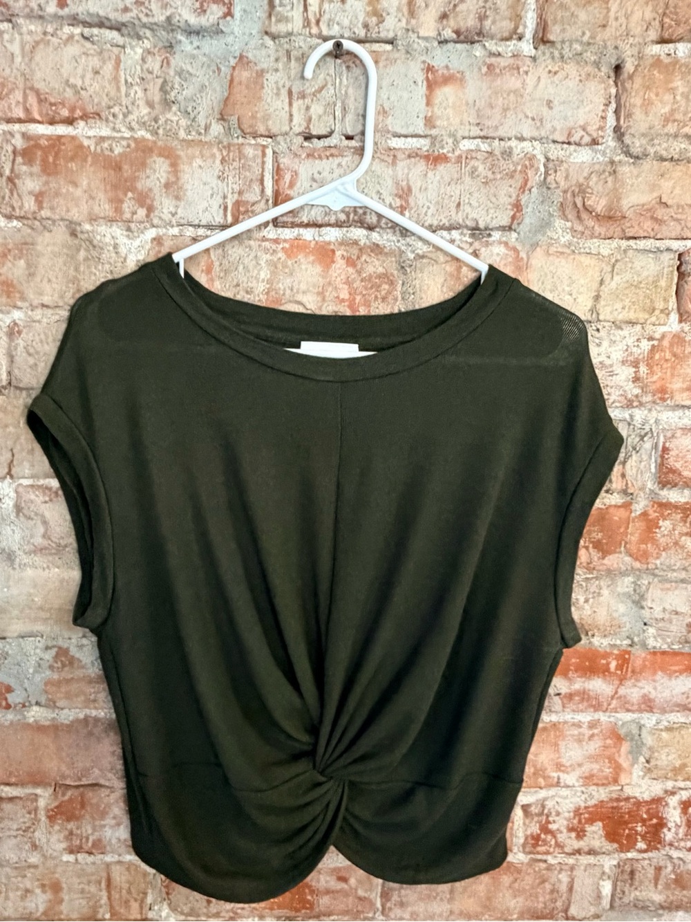 böhme twist front crop top. Olive Green.